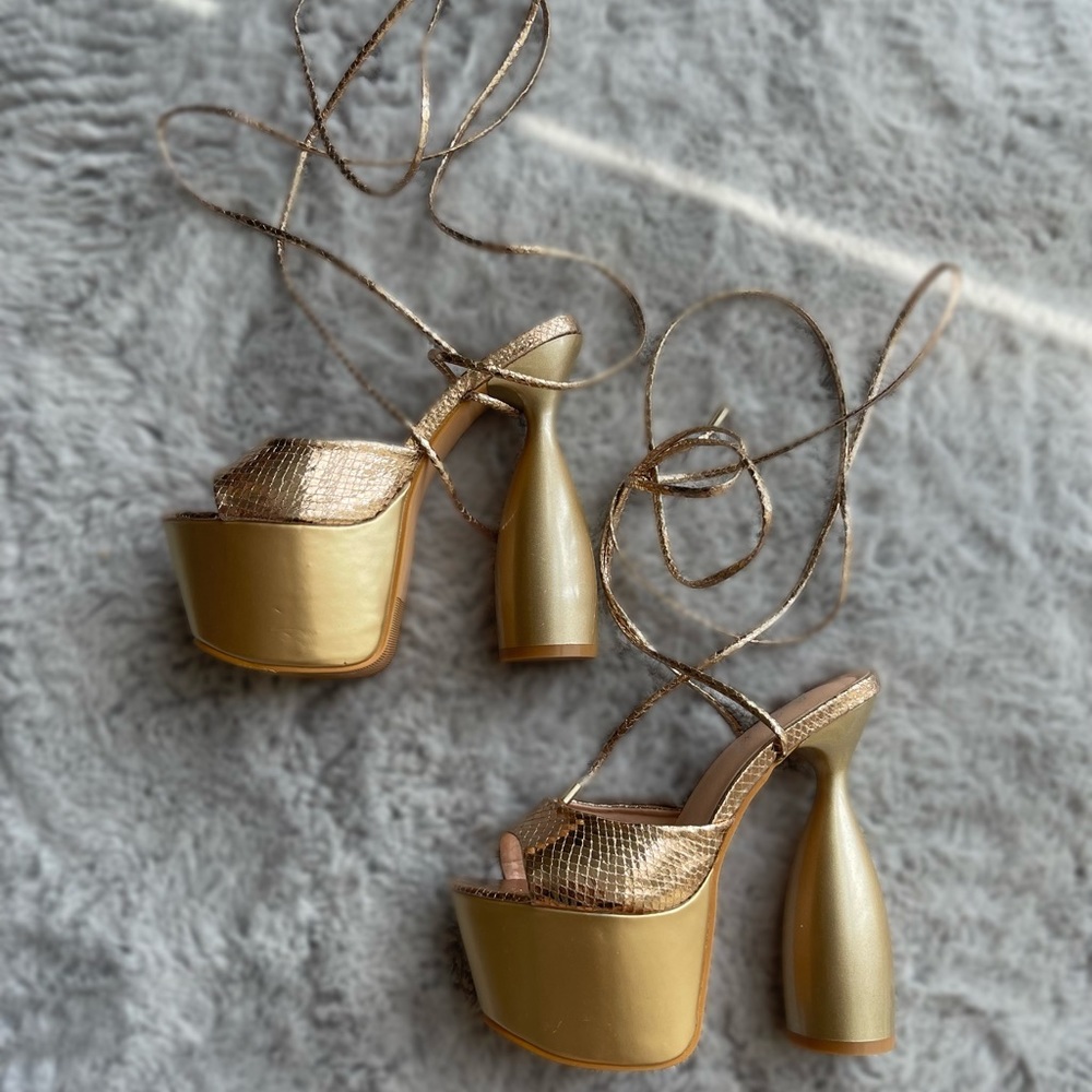 Gold high heels 🤩